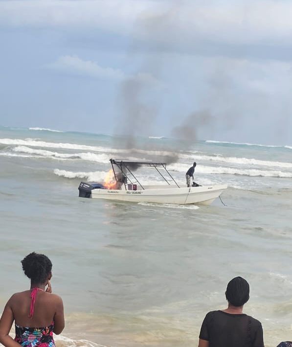 Incendio en embarcación turística en Las Ballenas fue controlado por las autoridades