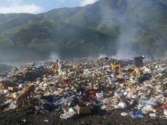 VIDEO: Docentes denuncian vertedero improvisado detrás de escuela en Barahona