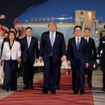 Trump, que viaja acompañado por el secretario de Estado, Marco Rubio, y una delegación de altos ejecutivos estadounidenses como Elon Musk (Tesla), Jensen Huang (Nvidia) o Tim Cook (Apple), se reunirá este jueves con su homólogo chino, Xi Jinping, en una visita marcada por la tregua comercial entre ambas potencias, las tensiones tecnológicas, Taiwán y la guerra en Irán.