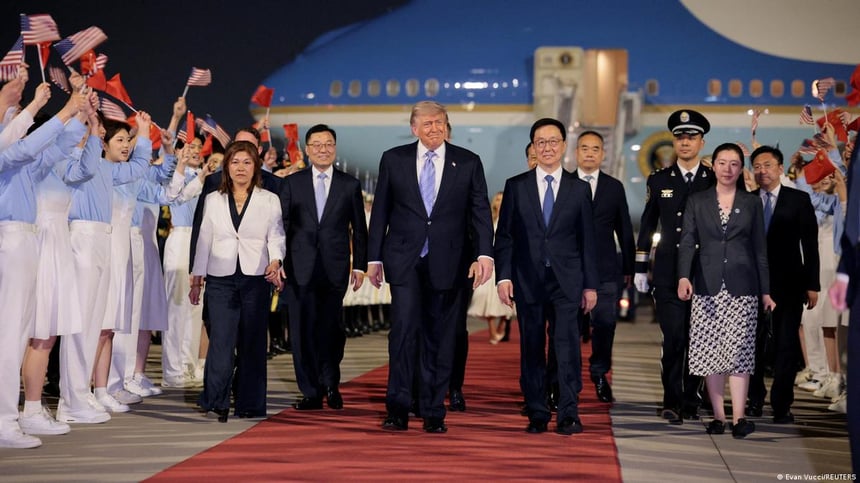 Trump, que viaja acompañado por el secretario de Estado, Marco Rubio, y una delegación de altos ejecutivos estadounidenses como Elon Musk (Tesla), Jensen Huang (Nvidia) o Tim Cook (Apple), se reunirá este jueves con su homólogo chino, Xi Jinping, en una visita marcada por la tregua comercial entre ambas potencias, las tensiones tecnológicas, Taiwán y la guerra en Irán.