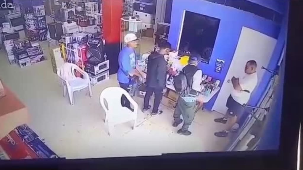 Terror en Los Mina: Cinco haitianos armados asaltan negocio y encañonan a empleado