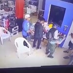 Terror en Los Mina: Cinco haitianos armados asaltan negocio y encañonan a empleado