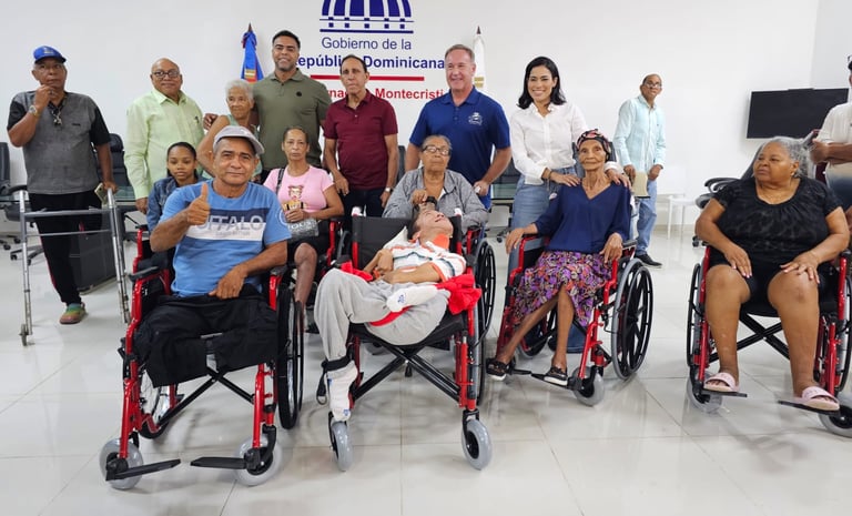 Nelson Cruz entrega 200 sillas de ruedas a personas con discapacidad en Montecristi