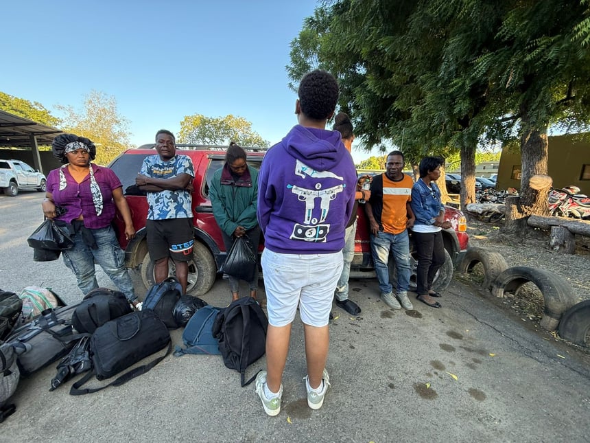 El menor dominicano, los 28 haitianos y ambos vehículos fueron trasladados a la sede de la 4ta. Brigada de Infantería, donde se llevarán a cabo los procesos legales correspondientes.