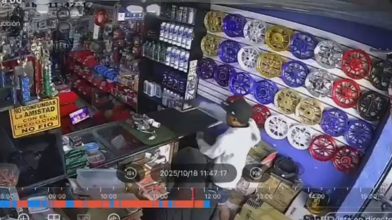 VIDEO: Atraco a mano armada en repuesto de motocicletas frente a discoteca en San Pedro de Macorís