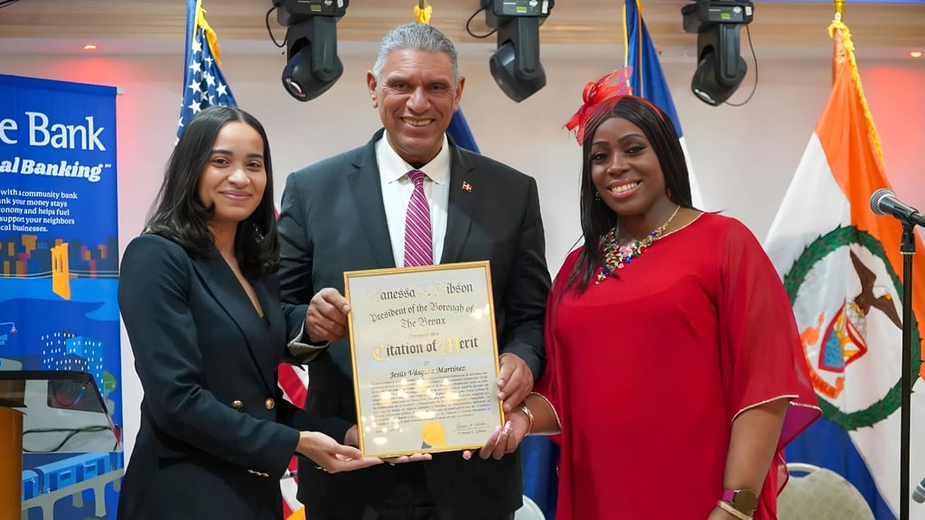 Reconocen por su trayectoria gubernamental a Chú Vásquez en New York