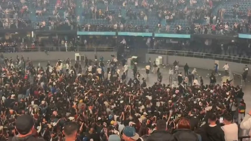 Al parecer, todo comenzó con un riña entre hinchas de equipos de fútbol y se convirtió rápidamente en una batalla campal enfrente del Movistar Arena, lo que obligó a una unidad antidisturbios de la policía a intervenir.