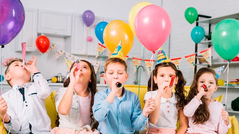 ¡El mejor despertar de cumpleaños de un niño para su hermano!