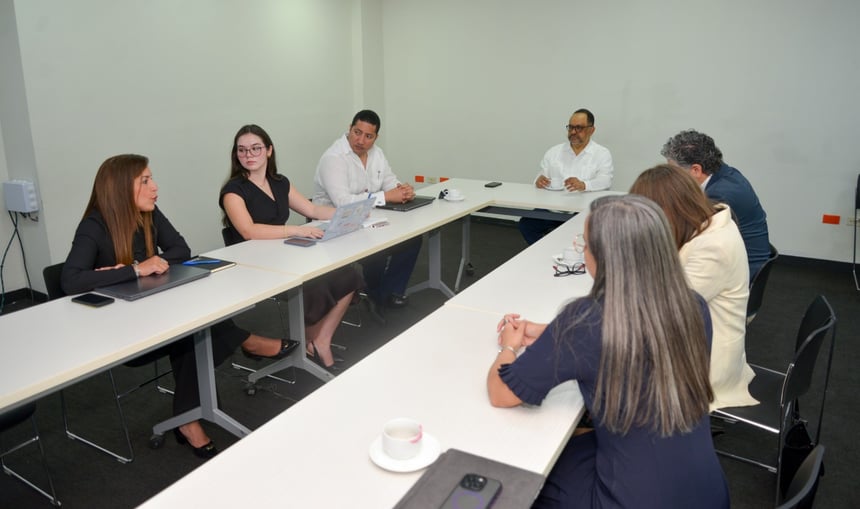 El ministro de Justicia y los representantes de World Justice Project conversaron sobre el trabajo realizado por la organización en otros países de la región producto de las alianzas con otros Ministerios de Justicia y Poderes Judiciales y cómo la experiencia comparada puede nutrir y guiar el diseño, planificación y ejecución de los objetivos del Ministerio de Justicia tendentes al fortalecimiento institucional del Sistema de Justicia.