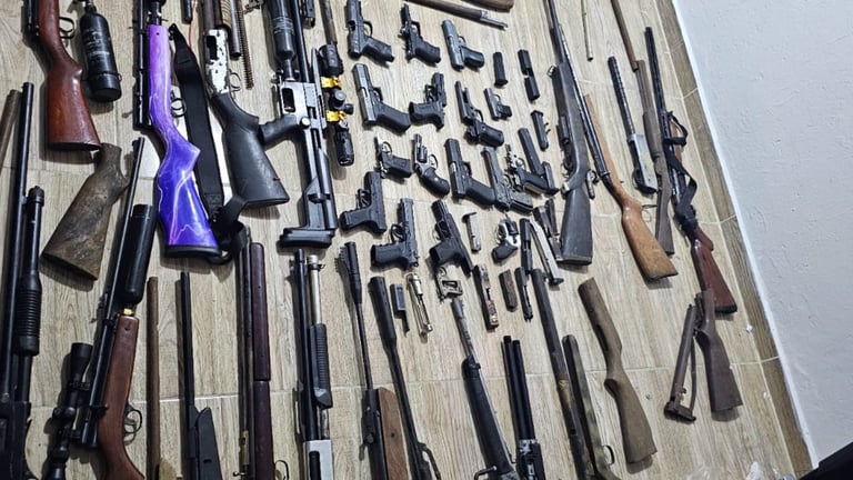 ¡Golpe al crimen! Desmantelan armería ilegal y ocupan 33 armas en San Cristóbal