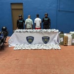 La investigación se inició tras la denuncia presentada por el propietario del establecimiento, un ciudadano de nacionalidad china, quien reportó el robo de varias cajas con pares de tenis. Las pesquisas, apoyadas en el análisis de cámaras de videovigilancia y labores de inteligencia, permitieron identificar a los responsables.