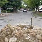 Mientras tanto, en El Cachón de la Rubia, los comunitarios afirman que la calle Gregorio Luperón se encuentra prácticamente intransitable, lo que complica la movilidad y el acceso al sector.