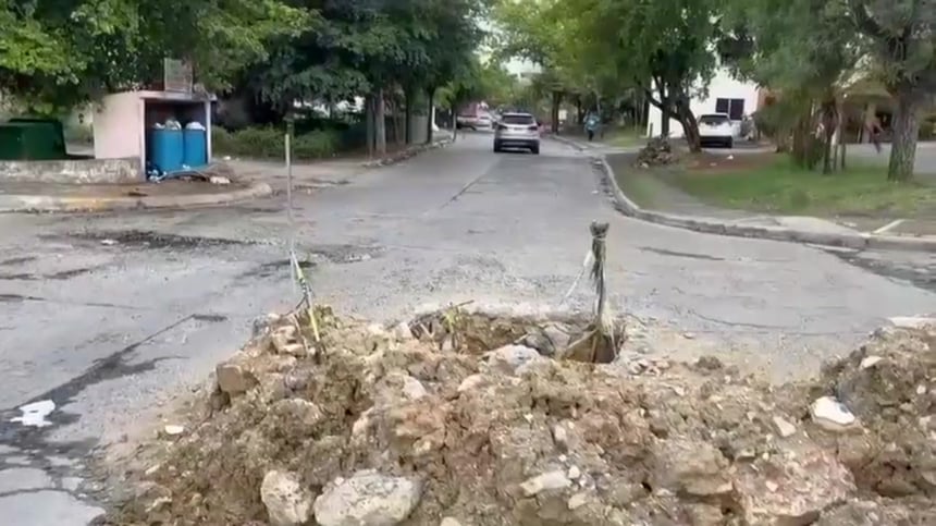 Mientras tanto, en El Cachón de la Rubia, los comunitarios afirman que la calle Gregorio Luperón se encuentra prácticamente intransitable, lo que complica la movilidad y el acceso al sector.