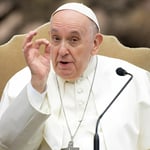 Papa Francisco sufre crisis respiratoria asmática y sigue en estado “crítico”