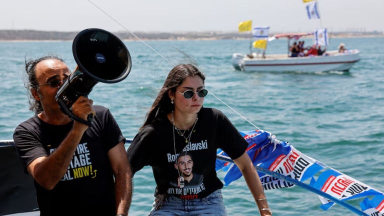 Desde las costas de Gaza, familiares de rehenes israelíes exigieron acuerdo de liberación