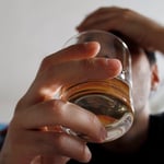 Incluso en dosis moderadas, puede afectar la función cognitiva, alterando la memoria, la atención y el tiempo de reacción durante al menos veinticuatro horas.