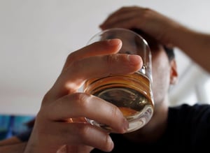 Incluso en dosis moderadas, puede afectar la función cognitiva, alterando la memoria, la atención y el tiempo de reacción durante al menos veinticuatro horas.