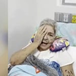 El grupo de salvadoreños le pidió que se arrastrara, pero su espalda estaba cortada y ella les dijo que no podía. Los rescatistas le dieron agua y la animaron a salir.