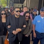 Cabizbajo y visiblemente triste, Julián Oro Duro llega a tribunal junto a su hijas por el asesinato de su esposa
