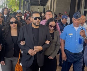 Cabizbajo y visiblemente triste, Julián Oro Duro llega a tribunal junto a su hijas por el asesinato de su esposa
