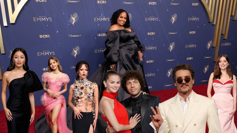 Celebridades deslumbran sobre la alfombra roja de los Premios Emmy 2025