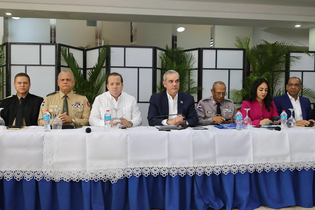 Además, de los directores de la Policía Escolar, coronel Martín Miguel Tapia Sánchez; de Prisiones, Roberto Hernández Basilio, y el comisionado ejecutivo para Reforma Policial, Luis Ernesto García Hernández.