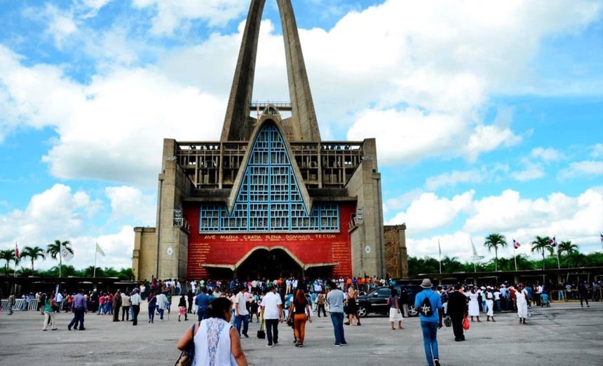 Fieles acuden a Higüey para venerar a la Virgen de la Altagracia en su día