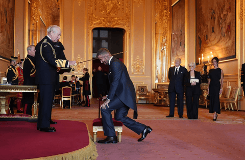 David Beckham es nombrado caballero por el rey Carlos III