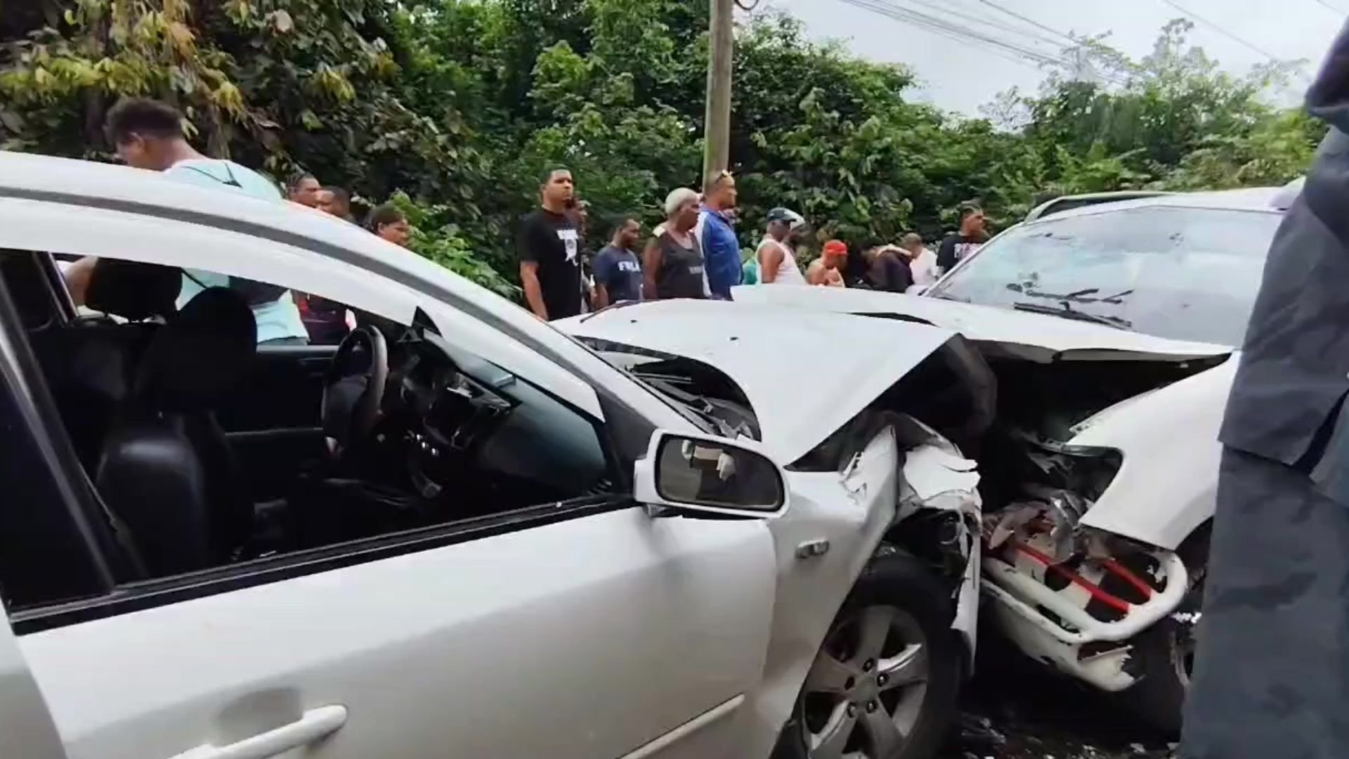 Un muerto y 4 heridos tras auto impactar poste de tendido eléctrico