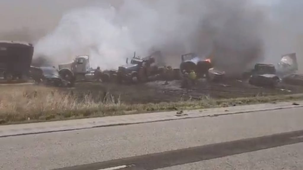 Los equipos de rescate y bomberos llegaron rápidamente al lugar para atender a las víctimas y despejar la zona, mientras que los vehículos dañados bloqueaban partes importantes de la carretera.