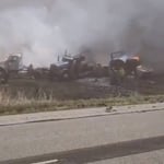 Los equipos de rescate y bomberos llegaron rápidamente al lugar para atender a las víctimas y despejar la zona, mientras que los vehículos dañados bloqueaban partes importantes de la carretera.