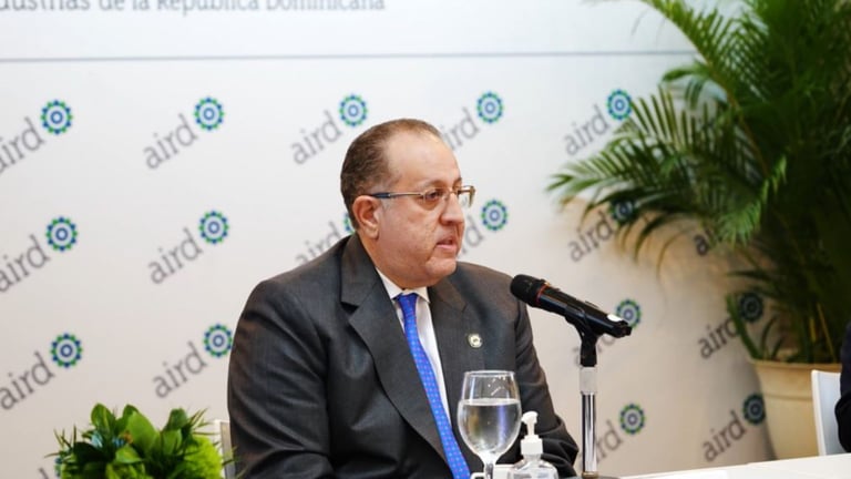Ministro de Hacienda dialoga con industriales sobre competitividad