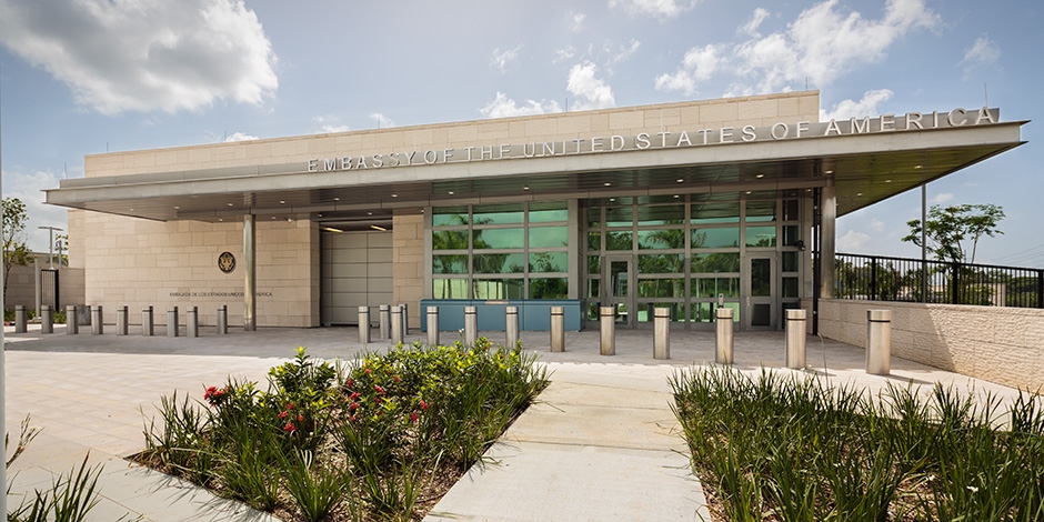 La Embajada recuerda a sus ciudadanos estar atentos a su entorno y seguir las indicaciones de las autoridades locales.