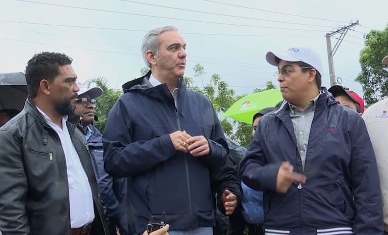 Presidente Abinader supervisa funcionamiento de la cañada saneada en Palmarejo