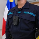 A partir de ahora, con la reforma a la Ley Orgánica de la Policía Nacional, si un agente te detiene y no tiene la cámara encendida, estaría cometiendo una falta grave. Y usted también podrá grabarlo.