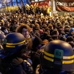 Luego, los agentes entraron en el interior del edificio y sacaron a los ocupantes, mientras en el exterior los manifestantes increpaban la acción policial.