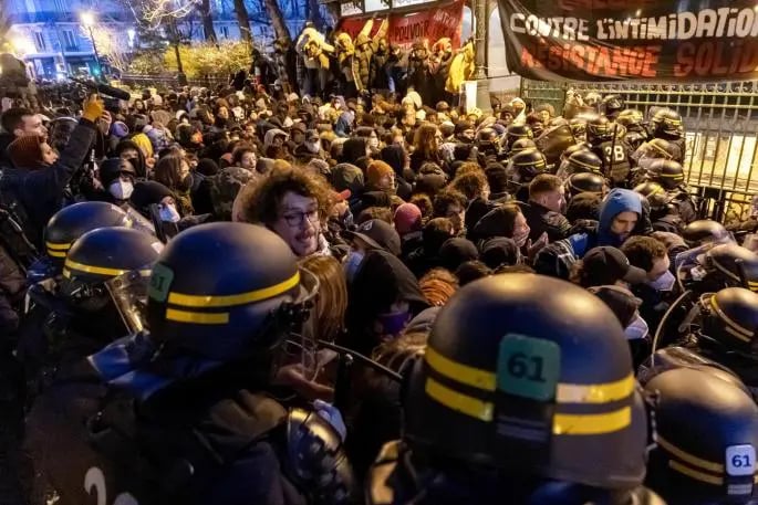 Luego, los agentes entraron en el interior del edificio y sacaron a los ocupantes, mientras en el exterior los manifestantes increpaban la acción policial.