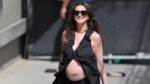 Anne Hathaway reveló el síntoma “más descabellado” que ha experimentado durante su tercer embarazo