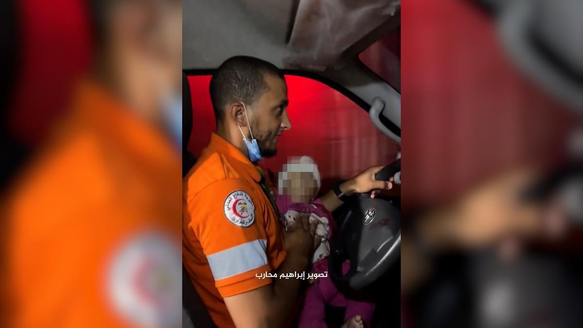 En ese trayecto desesperado, el paramédico solo pudo usar su brazo libre para mantener con vida a la pequeña, monitoreando su pulso mientras sorteaba escombros y explosiones.