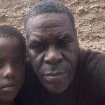 Niño dominicano que fue secuestrado. En la fotografía figura con un intermediario de la negociación