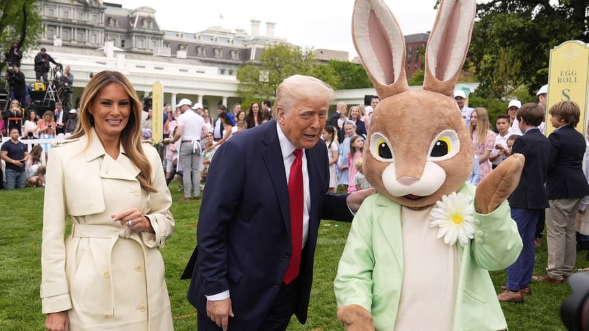 Trump se burla de Biden y el "conejito" de Pascua tras evento en la Casa Blanca