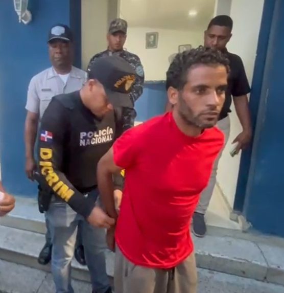 VIDEO:Joven acusado de robo de motocicletas se entrega a la Policía en Dajabón