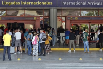Sin combustible y con menos vuelos, pero a Cuba aún llegan aviones para aliviar la escasez