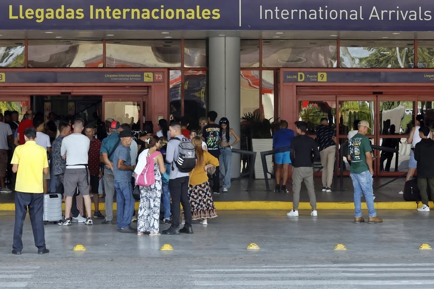 Sin combustible y con menos vuelos, pero a Cuba aún llegan aviones para aliviar la escasez
