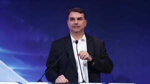 Flávio Bolsonaro lidera elecciones en Brasil con 47,26 % de las urnas escrutadas