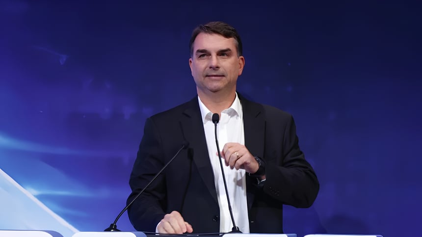 Flávio Bolsonaro lidera elecciones en Brasil con 47,26 % de las urnas escrutadas