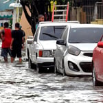 Sistema de drenaje pluvial en el país colapsa por lluvias