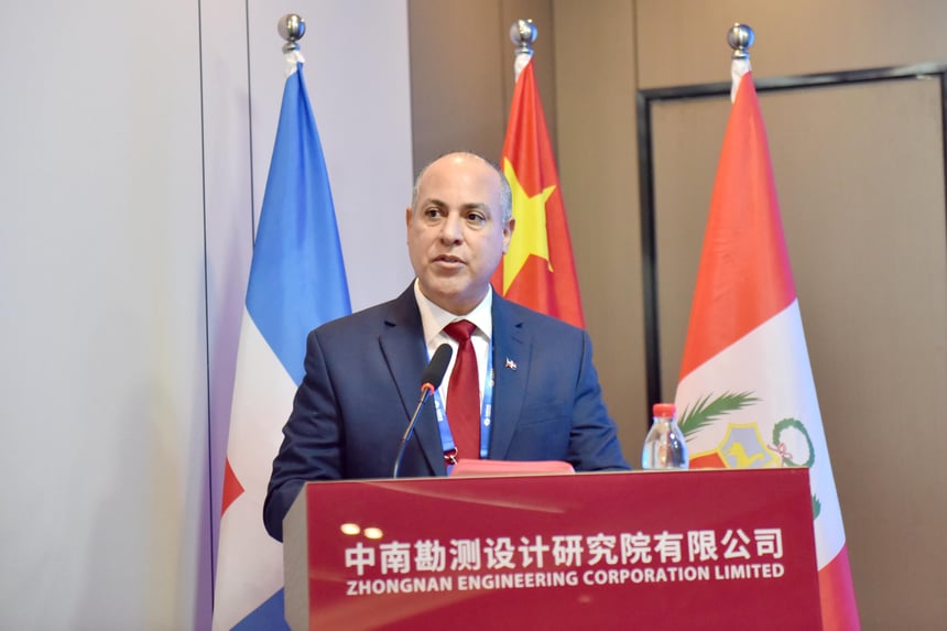 Al concluir su declaración, José Balaguer se refirió al desfile militar conmemorativo del 80.º aniversario de la victoria china en la Guerra de Resistencia, encabezado por el presidente Xi Jinping: