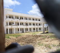 El retraso en su conclusión ha afectado a cientos de estudiantes de la comunidad, y la gente muestra una gran preocupación ya que los trabajos están paralizados desde hace varios años.