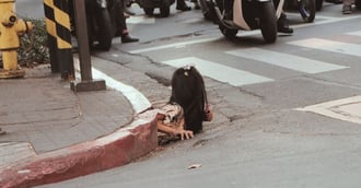 «¿Gente topo?», inquirió Roberts en sus publicaciones, insinuando que la protagonista podría ser una indigente viviendo en los desagües de la metrópolis filipina.
